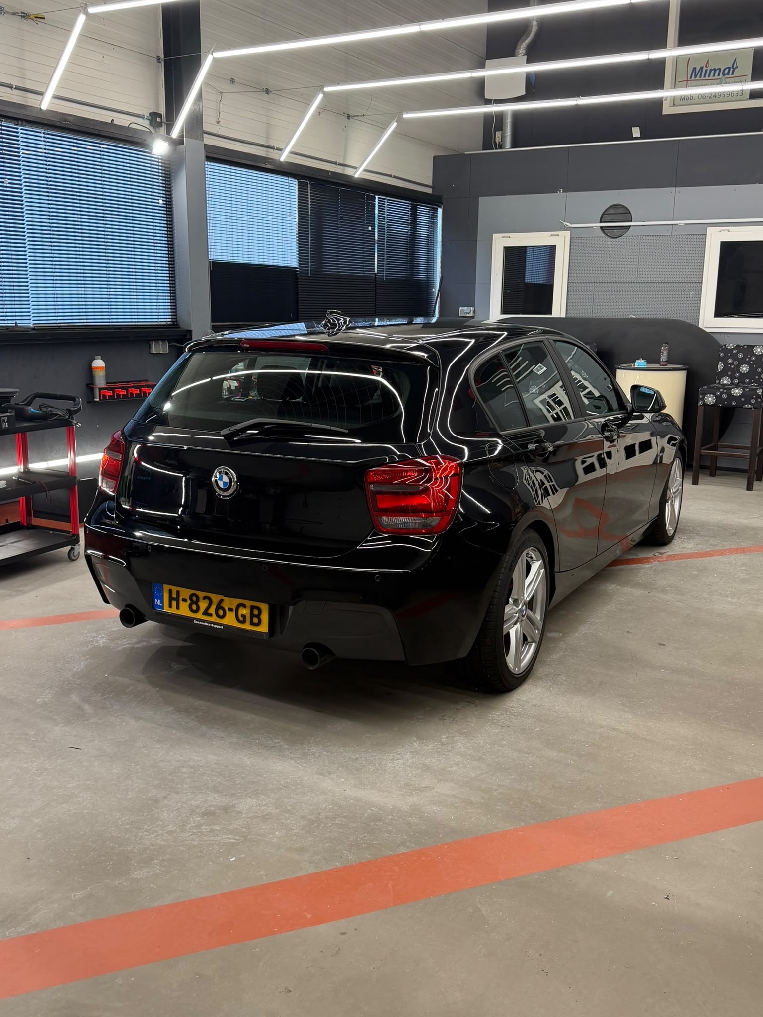 Glanzende achterkant van een zwarte BMW 1-serie