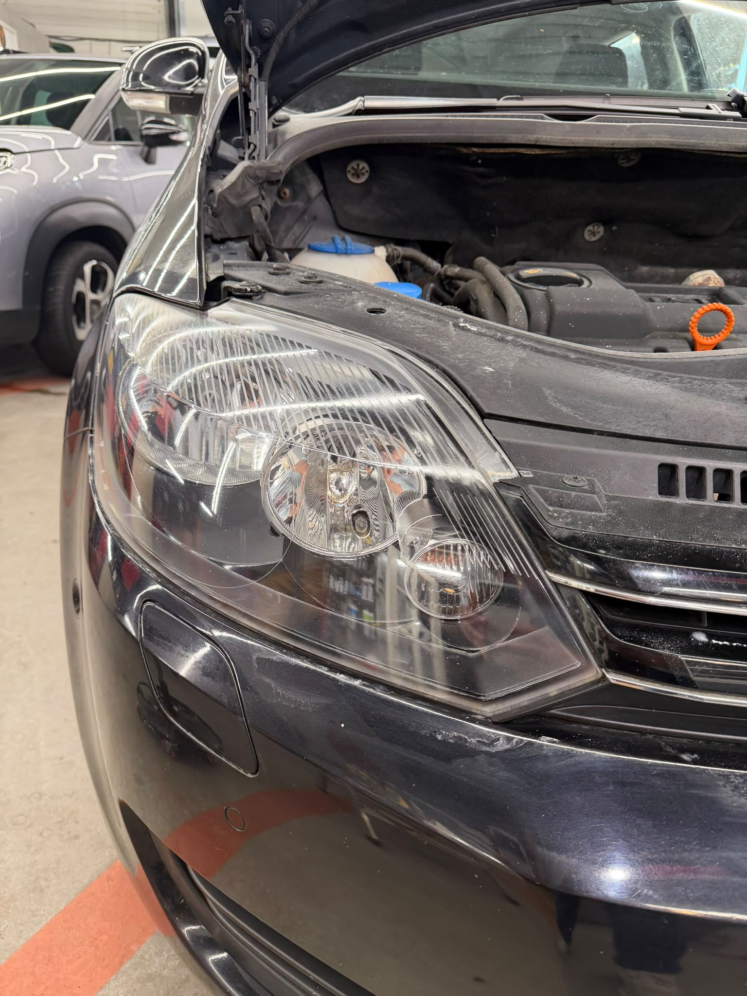 Heldere koplamp na de restauratie