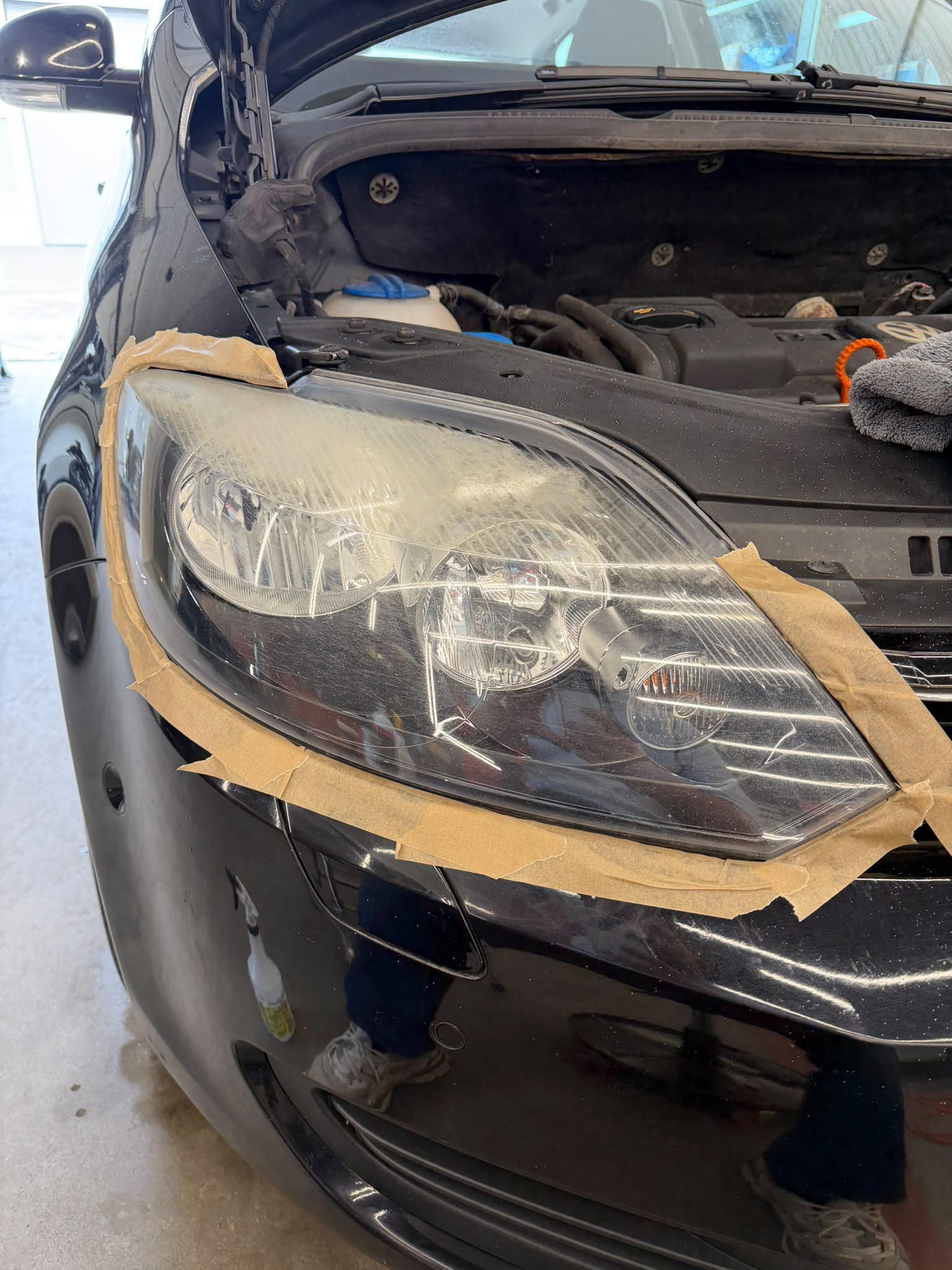 Doffe, vergeelde koplamp voor de restauratie